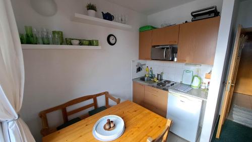 virtuve, Apartmán s balkonem u sjezdovek (Apartman s balkonem u sjezdovek) in Rokitņica nad Jizerou