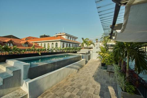 Apartment with Pool View  image 9