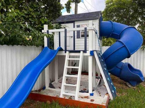 Beautiful home for families: Playground and Pets!