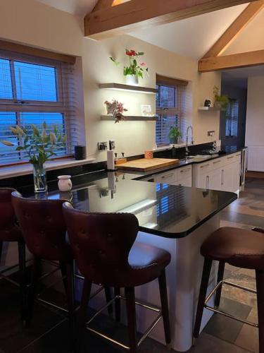 virtuve, Woodbine Cottage-PART OF ALTON COTTAGES in Alton (Staffordshire)