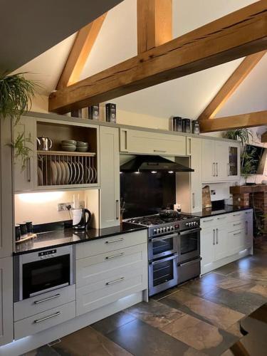virtuve, Woodbine Cottage-PART OF ALTON COTTAGES in Alton (Staffordshire)