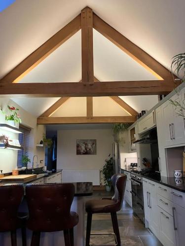 virtuve, Woodbine Cottage-PART OF ALTON COTTAGES in Alton (Staffordshire)