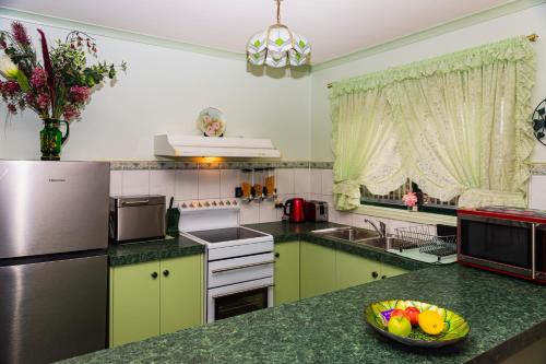 مطبخ, مبيت وإفطار أمورا أند ترانكواليتي (Aroma and Tranquility B & B Cottages) in بالارات
