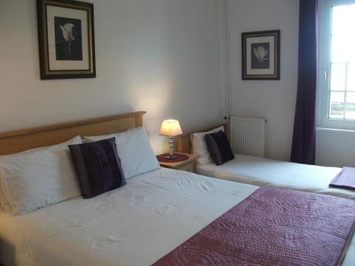 Au Bon Accueil Room Type - Triple Room with Private Bathroom