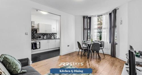 Picture of Cardiff Stylish 2 Bedroom Sleeps 6 Wi-Fi - Jrr Stays