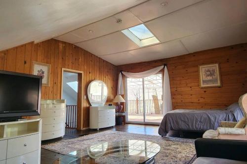 3-bedroom home/hot tub/pool table/riverfront/hunt