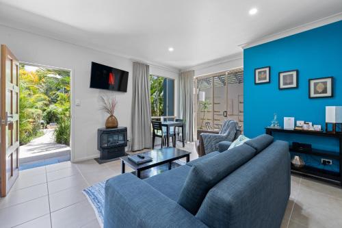 Shared lounge/TV area, Blue Summit Hideaway in Atherton Tablelands