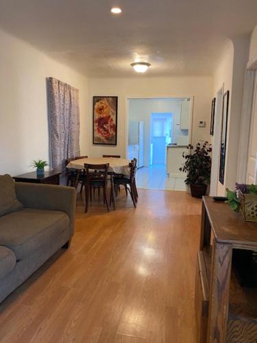 Nice Home in Burbank - image 2