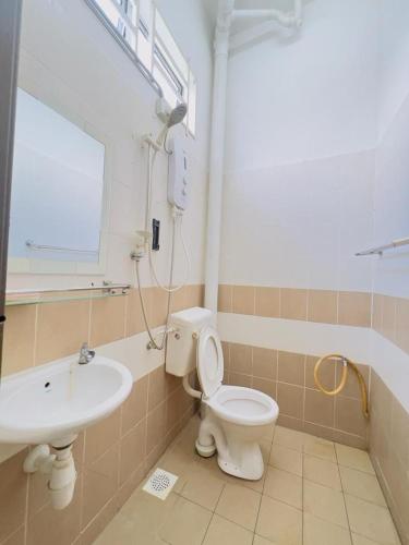 a bathroom with a toilet, sink, and shower, Noor Inapan Putra Utama Kangar in Kangar