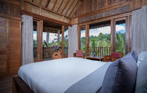 Nienté Bali Room Type - King Room with Mountain View