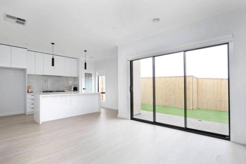 Modern and bright 3 bedroom home with free parking