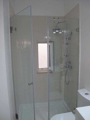 Double Room with Bathroom image 8