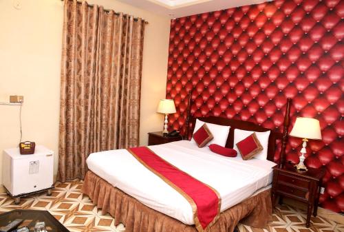 Superior King Room image 5