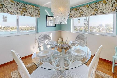 615 - Sunset Chateau in St Pete Beach, USA