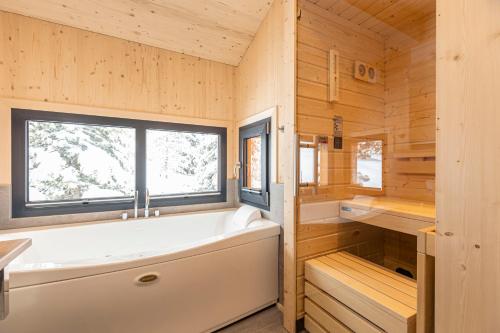 4 bedrooms, 5 beds