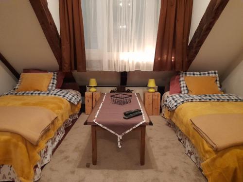 1 double bed, 2 twin beds