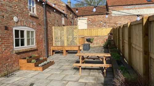 The Stables - Quirky one bed holiday home with wood fired hot tub