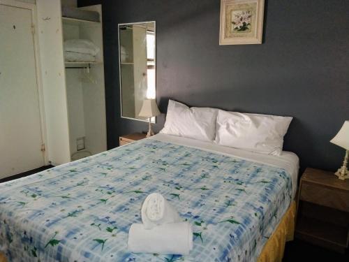 1 double bed, 1 twin bed