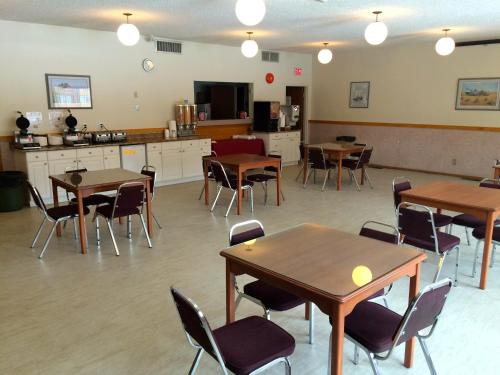 ห้องอาหาร, โคโลเนียล อินน์ (Colonial Inn) in แบรนดอน (MB)