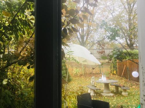 Chez Cath 20 min OrlyAirport chambre paisible avec vue sur le jardin in Viry-Chatillon