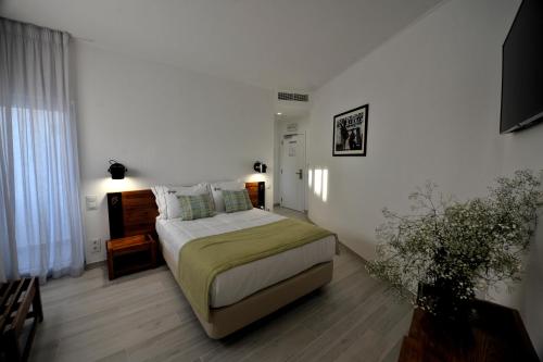 2 twin beds, 2 sofa beds