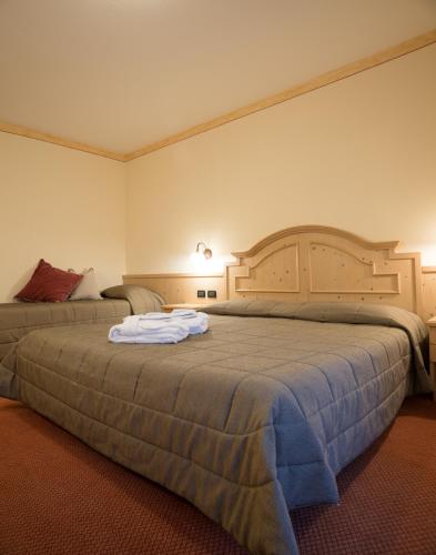 1 queen bed, 1 twin bed