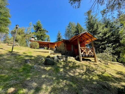 Cabaña El Maitén, sobre bosque.