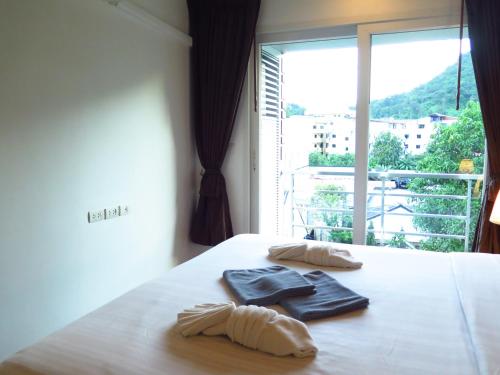 639 2 Bedroom Contemporary Teak Wood Patong Beach
