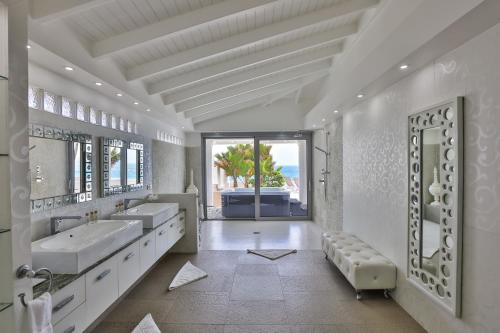 5 BR Luxurious Beachfront Villa with utmost privacy