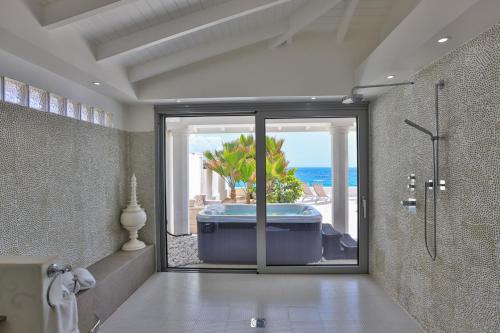 5 BR Luxurious Beachfront Villa with utmost privacy