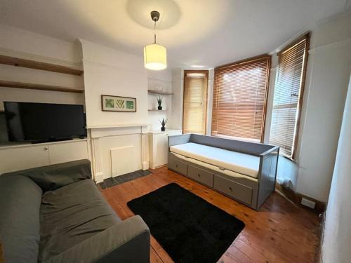 Spacious flat with patio garden - Apartment - Raynes Park