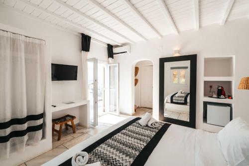  Mr & Mrs White Mykonos in Platis Gialos