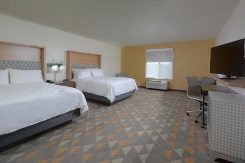 Standard Room with Two Queen Beds - Communications Accessible Tub