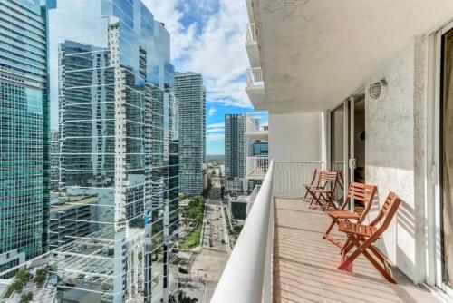 Luxe 1BR APT with balcony bay view pool gym parking in Miami, USA