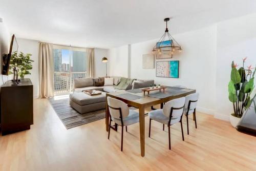 Luxe 1BR APT with balcony bay view pool gym parking in Miami, USA