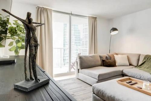 Luxe 1BR APT with balcony bay view pool gym parking in Miami, USA