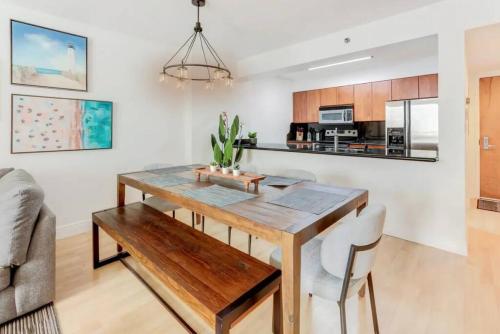 Luxe 1BR APT with balcony bay view pool gym parking in Miami, USA
