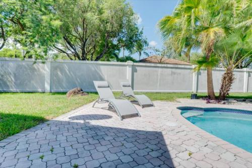 Swimmingpool, Peaceful 4BD, Den Home Oasis with a Pool Backyard and WFH space in Solopgang