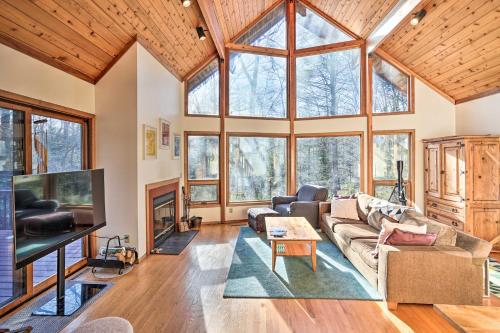 . Berkshires Cabin 2 Mi to Appalachian Trail!