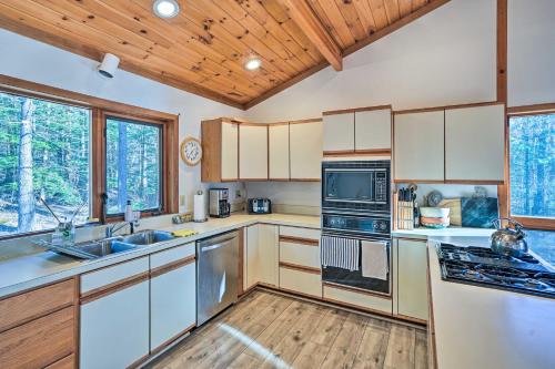 Berkshires Cabin 2 Mi to Appalachian Trail! in Otis, USA