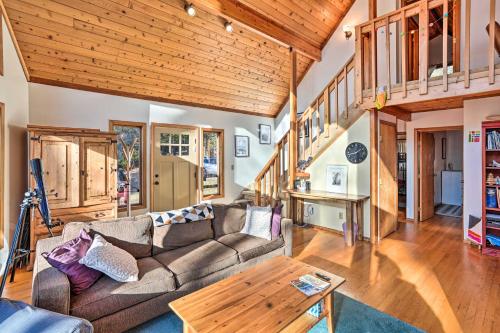Berkshires Cabin 2 Mi to Appalachian Trail! in Otis, USA
