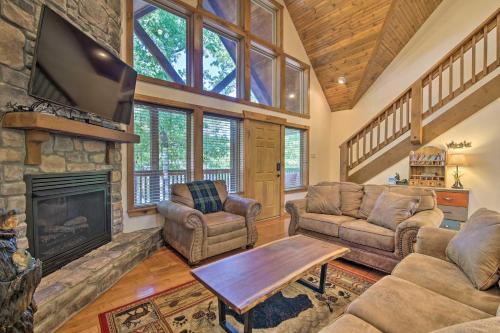 Cozy Rustic River Lodge Family Retreat Near SDC! - image 2