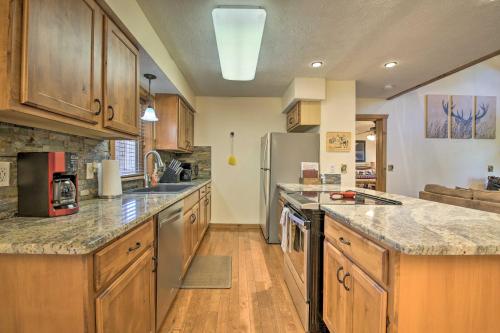 Cozy Rustic River Lodge Family Retreat Near SDC! - image 11