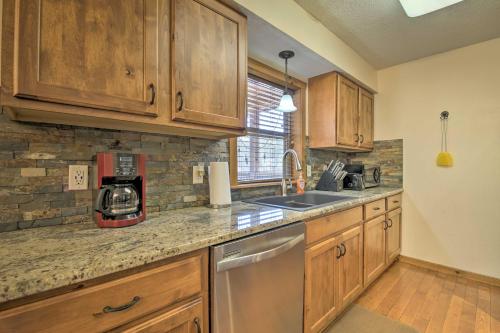 Cozy Rustic River Lodge Family Retreat Near SDC! - image 13