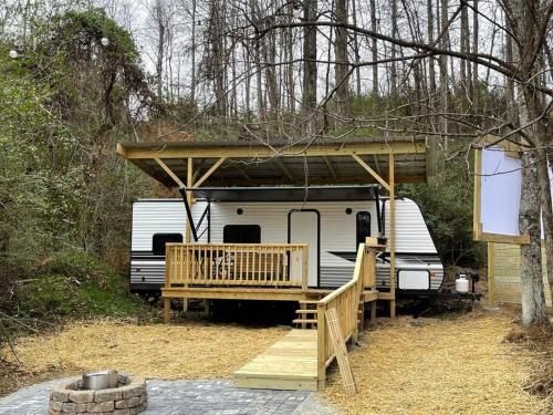 Viesnīcas āriene, Daffodil Dream Camper with Hot Tub - Movie Screen - Fire Pit - BBQ in Putney (KY)