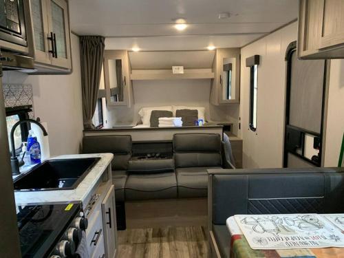 virtuve, Daffodil Dream Camper with Hot Tub - Movie Screen - Fire Pit - BBQ in Putney (KY)