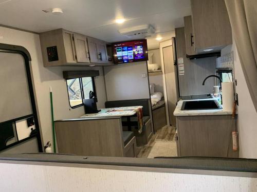Iekārtas, Daffodil Dream Camper with Hot Tub - Movie Screen - Fire Pit - BBQ in Putney (KY)