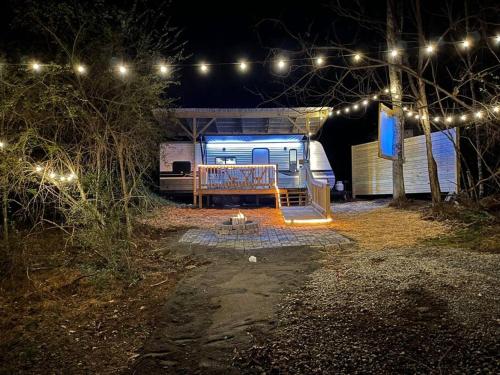 Viesnīcas āriene, Daffodil Dream Camper with Hot Tub - Movie Screen - Fire Pit - BBQ in Putney (KY)