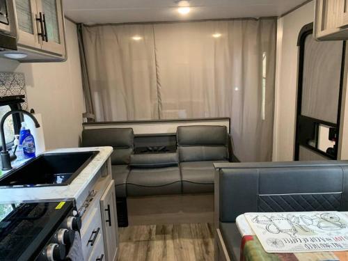 virtuve, Daffodil Dream Camper with Hot Tub - Movie Screen - Fire Pit - BBQ in Putney (KY)