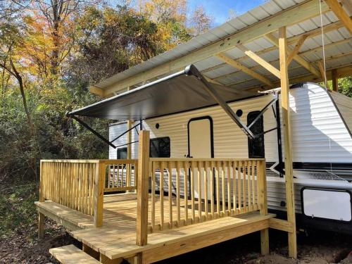 Viesnīcas āriene, Daffodil Dream Camper with Hot Tub - Movie Screen - Fire Pit - BBQ in Putney (KY)